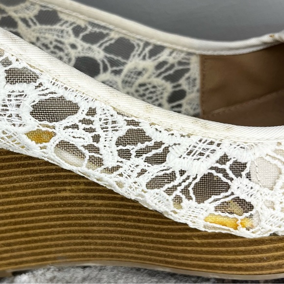 #168 American Eagle by Payless Cream Lace Platform Heels with Knot - Picture 5 of 10